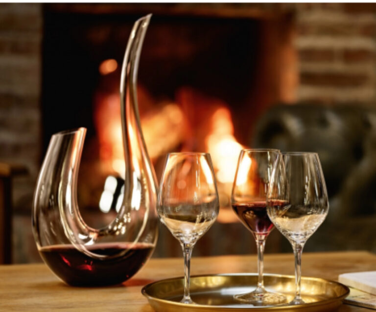 Comment bien servir le vin : température, carafage et choix du verre